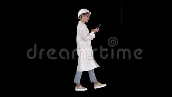 使用智能手机行走的女性科学家阿尔法频道视频的预览图
