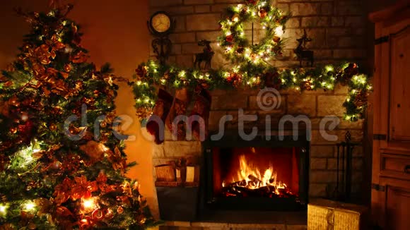 在舒适喜庆的圣诞树新年装饰诺埃尔房间里4k的木柴火焰燃烧壁炉回路视频的预览图