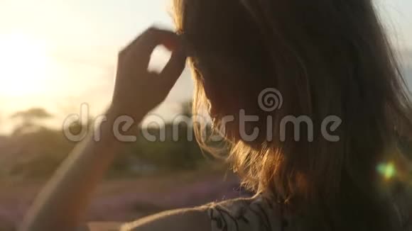 体部特写后视小女孩看太阳和纠正发型户外视频的预览图