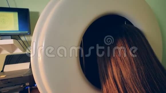 一个长头发的女人坐在眼科外围做检查视频的预览图