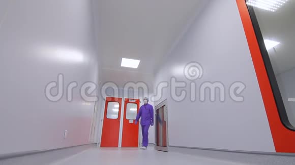 药剂师在实验室走廊移动科学家步行实验室走廊视频的预览图