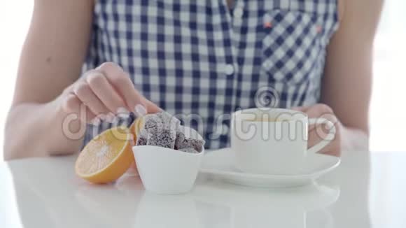 女人在白桌上喝茶吃果酱视频的预览图