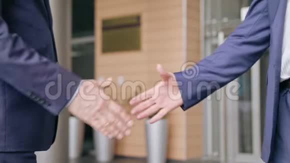 商界人士握手视频的预览图