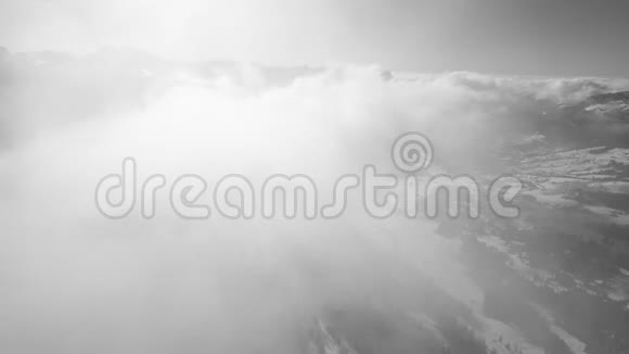 一架无人驾驶飞机在瑞士山区通过雾飞行视频的预览图