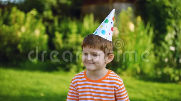 节日帽的快乐孩子在生日时祝贺他们的朋友视频的预览图