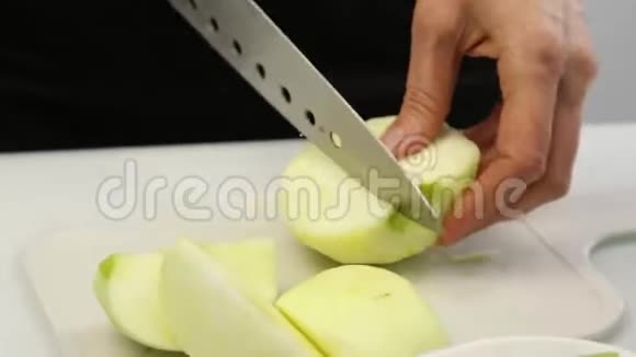 加工鲜苹果的切皮和切片健康食品配料视频的预览图