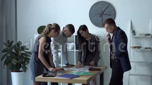 成功的商业团队在办公室集思广益视频的预览图