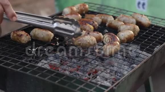 在泰国北部的一个街市上在露天煤火上煮猪肉肉香肠视频的预览图