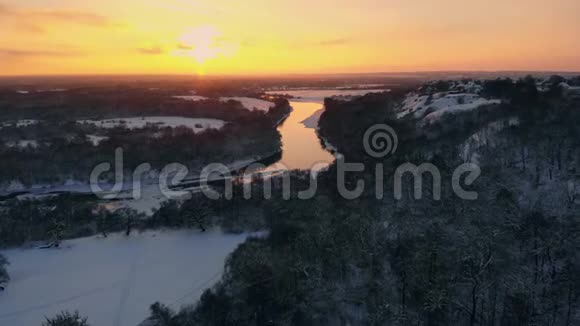 圣诞节前夕日落时分空中俯瞰白雪覆盖的冬林视频的预览图