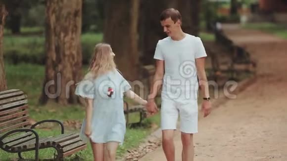 两个情侣少年在公园散步视频的预览图