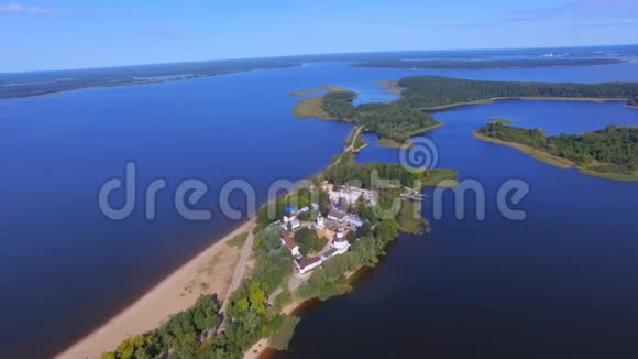 塞利格湖和通往克利森岛的道路上的岛屿鸟瞰图视频的预览图