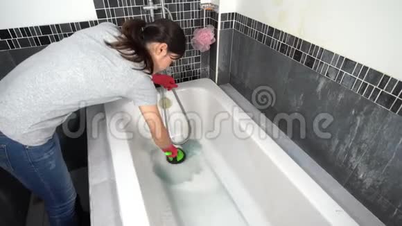 女人用刷子清洗浴缸视频的预览图