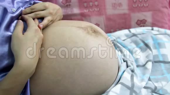 在怀孕期间密切婴儿的运动婴儿在母亲子宫移动视频的预览图