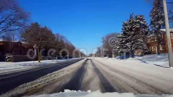 白天在白雪覆盖的路上开车查看POV的驱动点视频的预览图