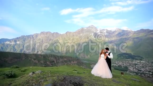 新郎新娘背景中一道壮丽的山景格鲁吉亚卡兹贝吉婚礼照片视频的预览图