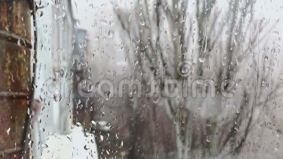 雨滴在窗户玻璃上滑动视频的预览图