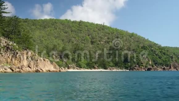 一个坐在浩瀚大海上的岛屿视频的预览图