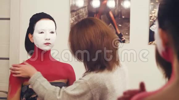 化妆师在模特脖子上画视频的预览图