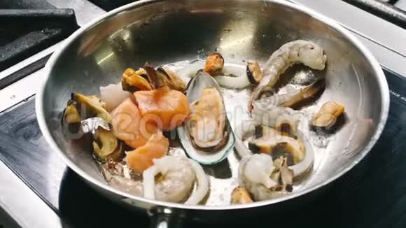 香虾贻贝和鱼在平底锅中以4k分辨率缓慢地煎煮视频的预览图