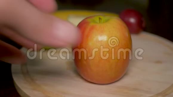 男人手把苹果切成四等份浅的景深视频的预览图