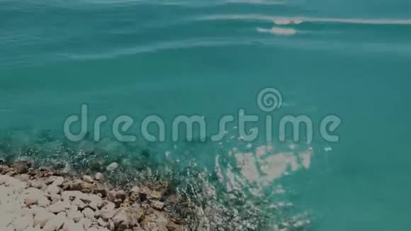 碧蓝的海水希望河岸的石头视频的预览图
