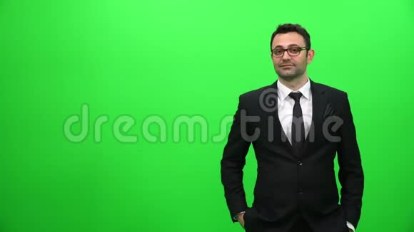 商人在绿色屏幕上举起或呈现东西右边视频的预览图