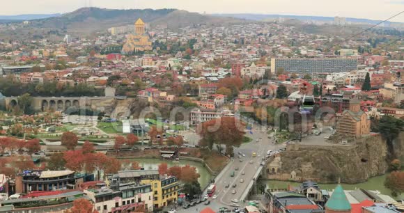 格鲁吉亚第比利斯秋晚著名地标的俯视图格鲁吉亚首都天际线城市景观萨姆巴教堂视频的预览图