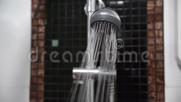 关闭浴室淋浴间流出的水视频的预览图