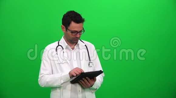 医生用数字屏幕呈现左边视频的预览图