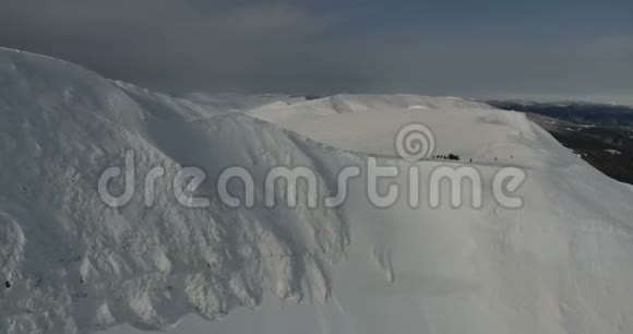 白雪皑皑的群山背景下潮湿的天空冬日的风景视频的预览图