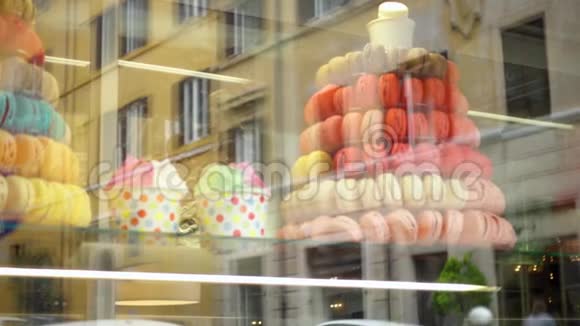 玻璃橱窗后面的马卡龙街和房子的倒影店面里有甜的法式饼干视频的预览图