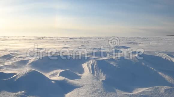 暴风雪中无边无际的冰雪景观视频的预览图