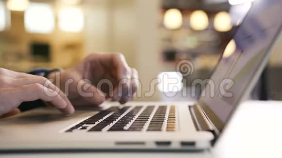 男人看电子邮件图表用手提电脑键盘输入文字视频的预览图