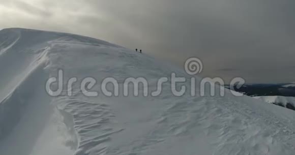 从无人驾驶飞机上看到雪山4k视频视频的预览图