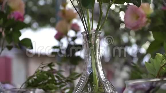 花店女完成了在室外装饰婚礼的玻璃花视频的预览图