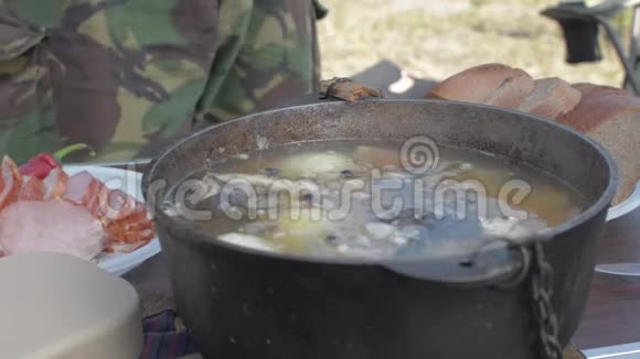 鲜鱼汤在火上沸腾把鱼放进碗里视频的预览图