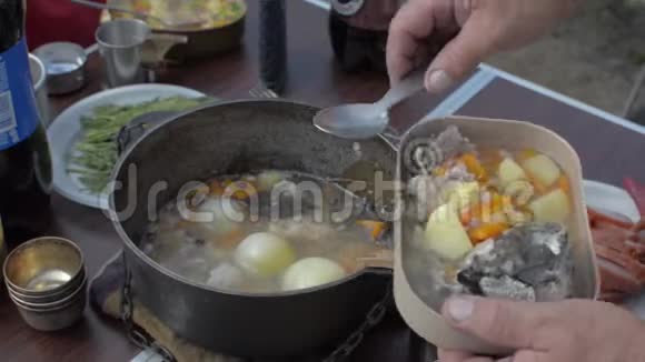 鲜鱼汤在火上沸腾把鱼放进碗里视频的预览图