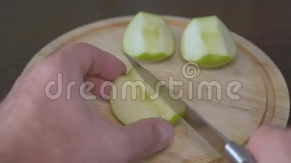 男人手把苹果切成小块一杯营养鸡尾酒这些是维生素和健康的饮食视频的预览图