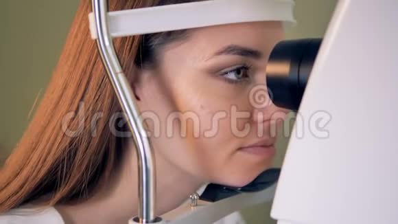 一个女人坐在医生办公室做视力检查视频的预览图