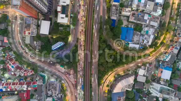 城市景观鸟瞰时间晚曼谷繁忙的交通跨越主干道高峰时间泰国视频的预览图