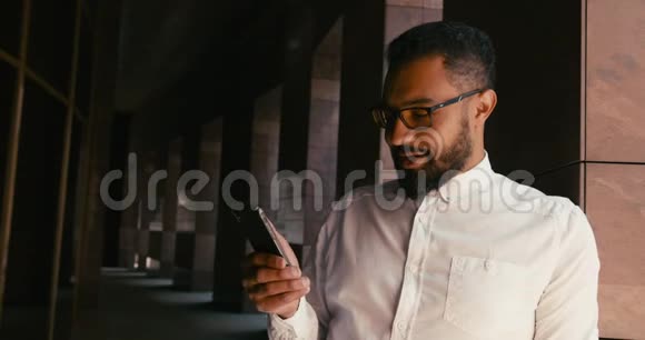 这个开朗英俊的非洲男人收到了一条好消息情感的表达4k视频的预览图