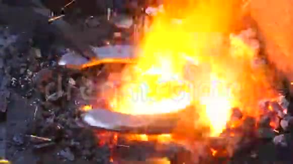 铁匠在铁砧上工作做马蹄铁铁匠用炽热的马蹄铁锻造视频的预览图
