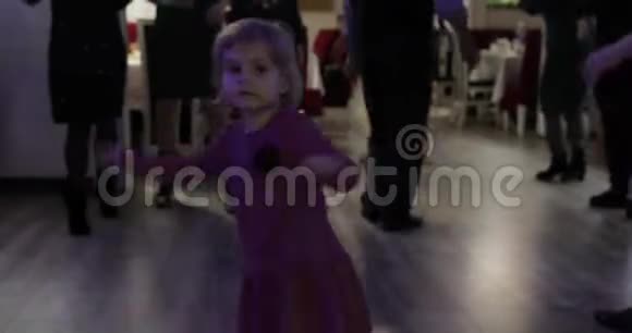 小孩子在拍子里跳舞感到开心微笑在迪斯科舞厅玩的女孩视频的预览图