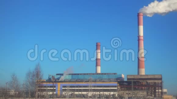 电站烟囱冒烟时间流逝工业景观视频的预览图