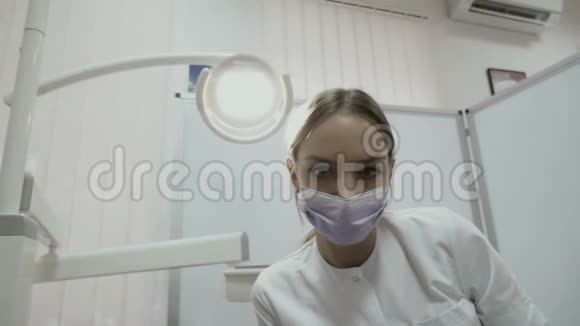牙医不喜欢病人牙齿的状况视频的预览图