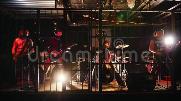 乐队在笼子里表演视频的预览图