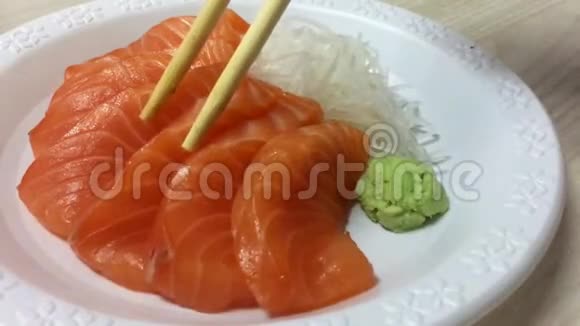 鲑鱼刺身特写日式料理风格视频的预览图