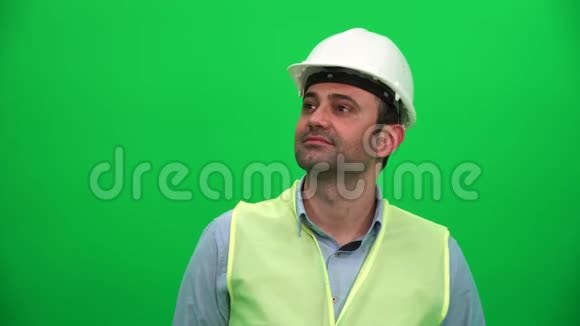 建筑师或建筑工人抬头看绿屏视频的预览图
