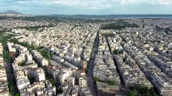 希腊东部地区塞萨洛尼基市的空中高架桥以无人驾驶飞机前进视频的预览图