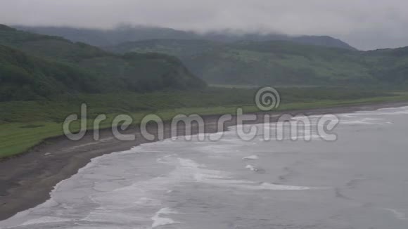 空中无人机的海浪到达海岸的镜头俄罗斯堪察加的火山海滩视频的预览图